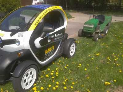 Twizy im Garten.JPG